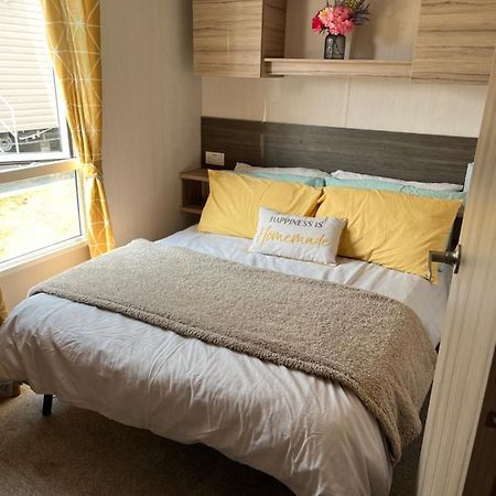 Beautiful Caravan In Trecco Bay! 74 Sycomore Bridgend  Exterior photo